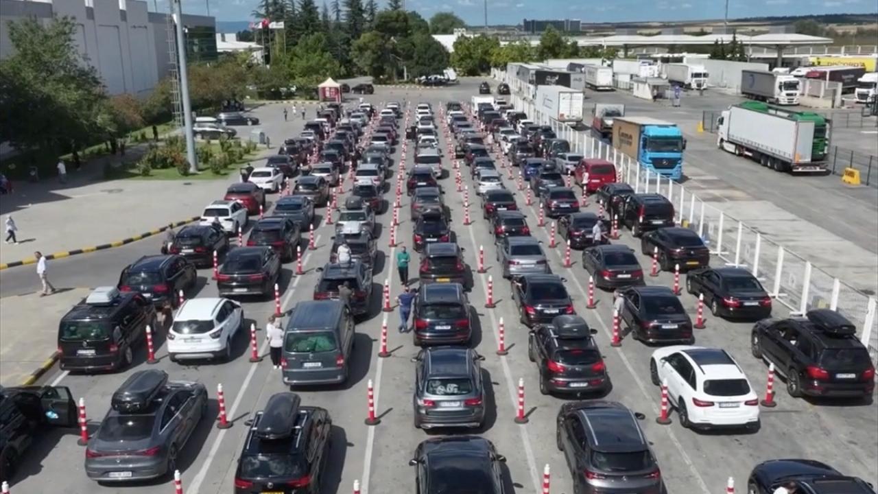 Gurbetçi sezonunda sınır kapılarından 5 milyon yolcu geçiş yaptı