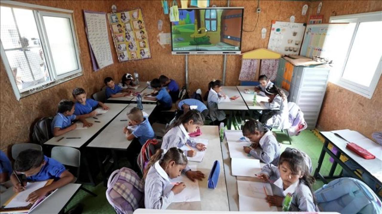 İmkansızlıklar ve işgal engel olamadı... Ders zili…