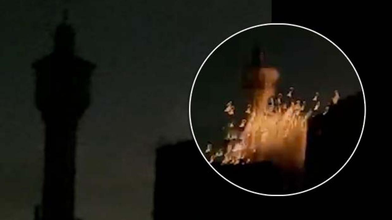 İsrail Gazze’de camiyi vurdu: Minare yerle bir oldu