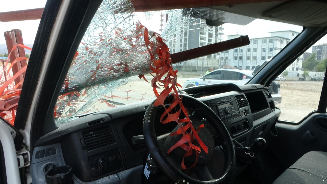 Malatya'da feci kaza: Sürücünün kafasına demir korkuluk saplandı