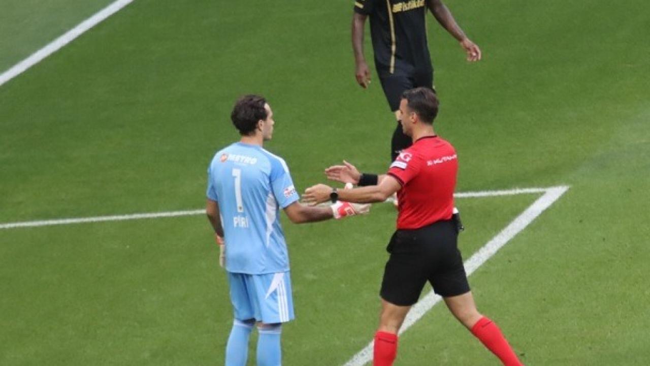 Süper Lig'de sahalarda ender görülecek hareket! Hakem yanına giderek tebrik etti