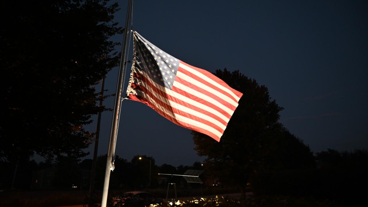 Charlie Kirk öldürüldü: ABD'de bayraklar yarıya indi