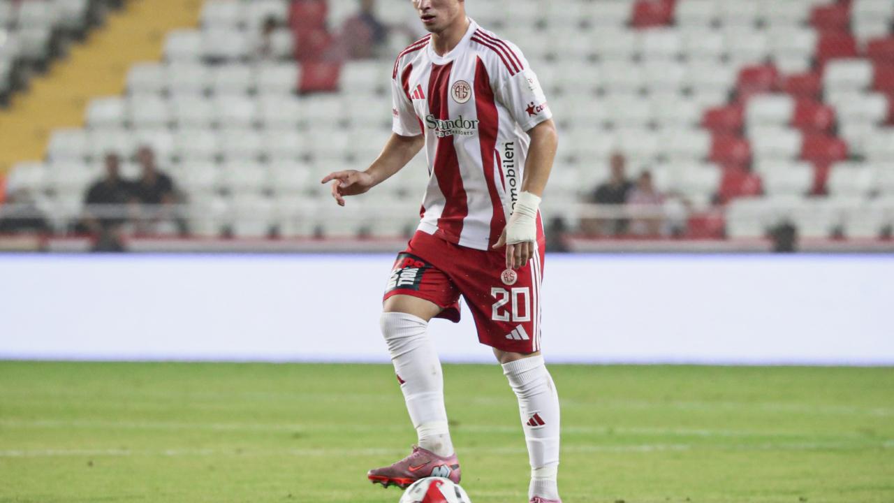 16 yaşındaki futbolcu Süper Lig'e damga vurdu: 34 pasının 32'si isabetliydi