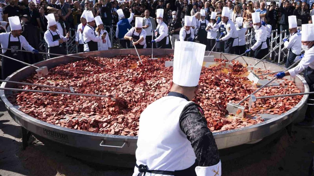1930 kiloluk dev sucuklu yumurta yaparak dünya rekoru kırdılar