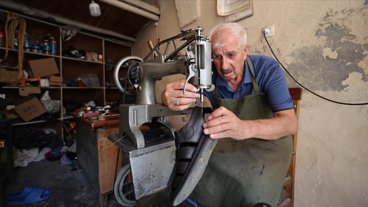 5 metrekarelik iş yerinde 50 yılı aşkın süredir çalışıyor