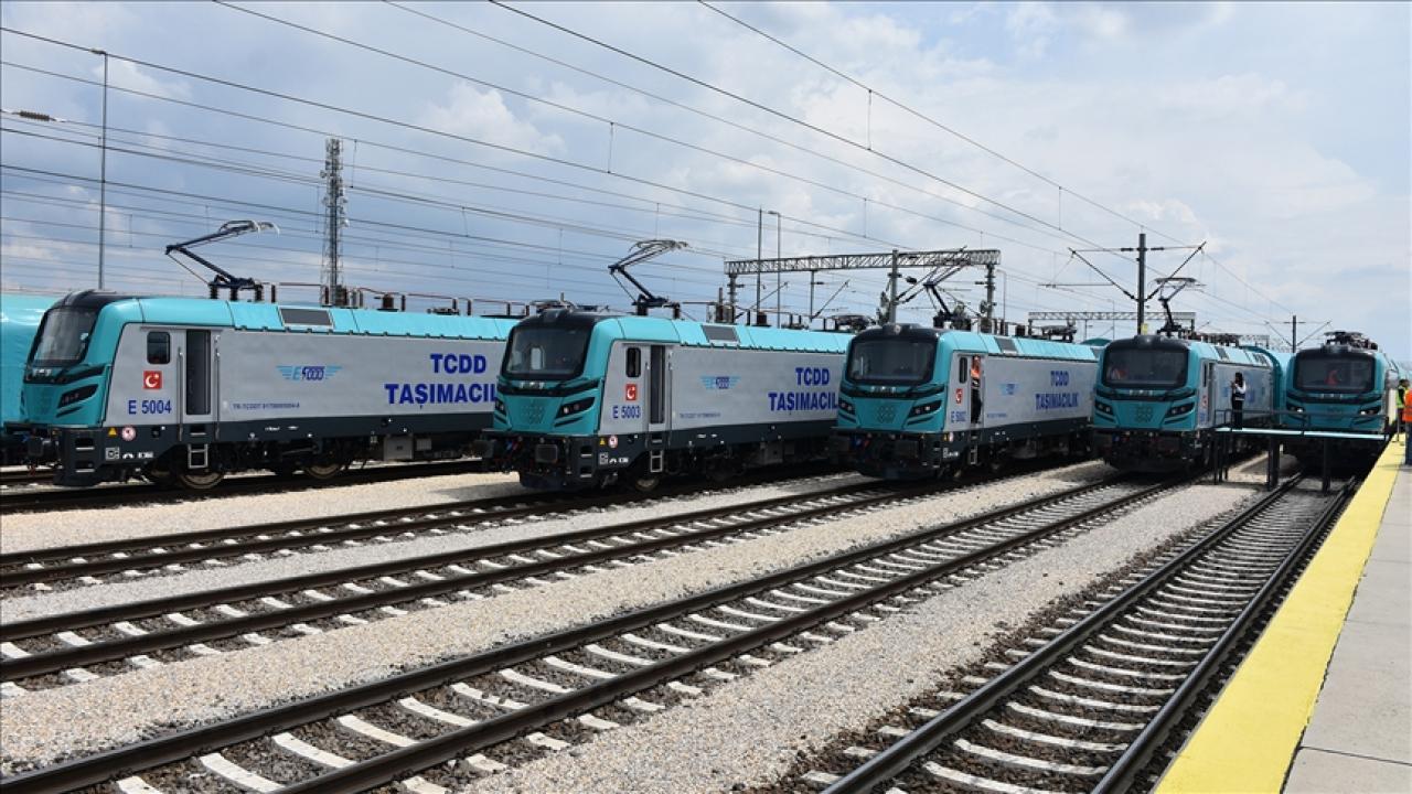 Bakan Uraloğlu, Türkiye'nin ilk 6 akslı elektrikli lokomotifinin üretileceğini bildirdi: