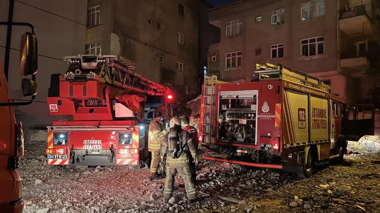Küçükçekmece’de 6 katlı binanın çatısındaki yangın korkuttu
