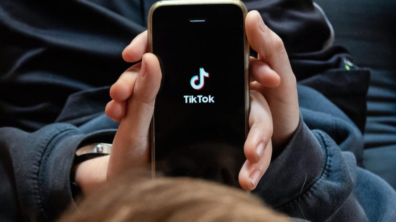 TikTok'ta kızını dans ettirip para isteyen babaya gözaltı!