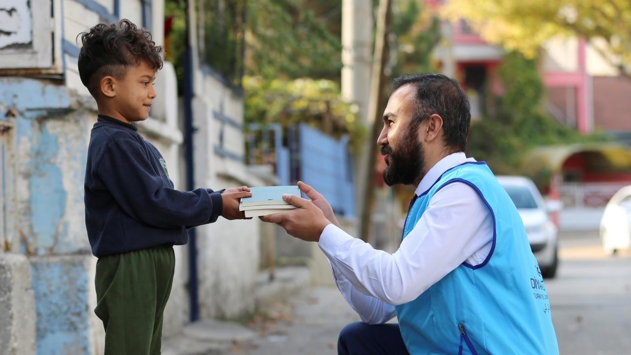 Türkiye Diyanet Vakfı, yurt genelinde 500 bine yakın kitap dağıttı