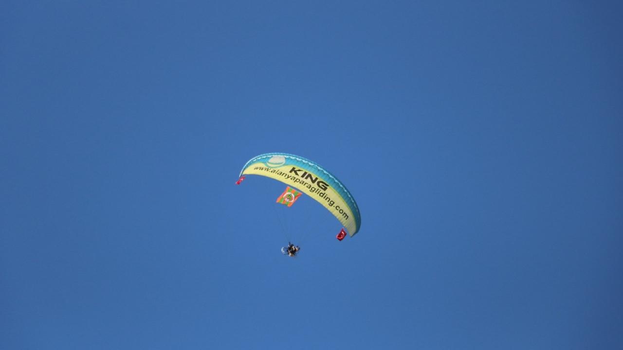 Alanyaspor'un sahasına paraşütle inip şampiyonluk kupasını teslim ettiler