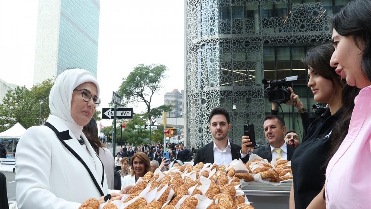 Emine Erdoğan, Türkevi'nin yakınına kurulan simit standını ziyaret etti