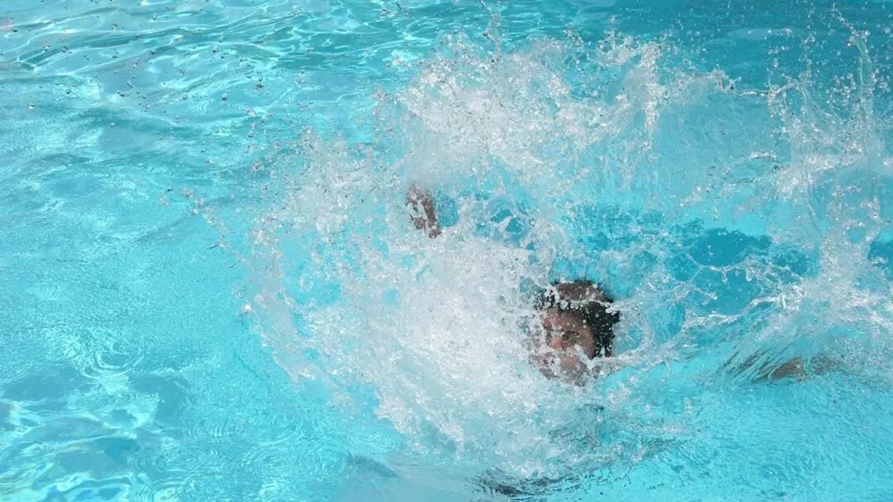 Havuza giren çocuk boğularak can verdi