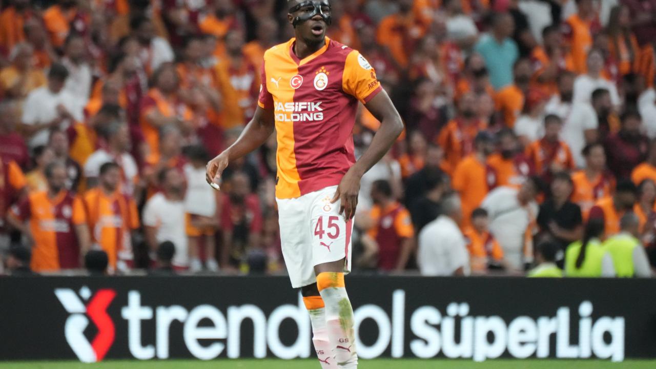 Taraftara tepkiliydi: Osimhen teknik heyete 'oynamam' diyor