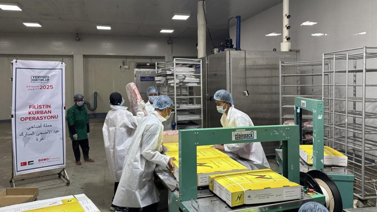 Yeryüzü Doktorları her zorluğa rağmen Gazze’ye kurban eti ulaştırdı