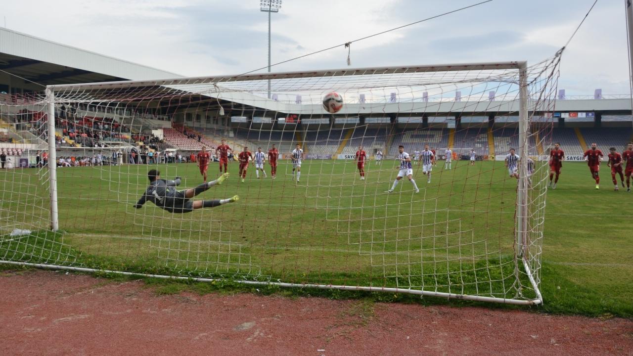 6 gollü maçtan beraberlik çıktı: Ev sahibi ekip 38 hafta sonra puan aldı