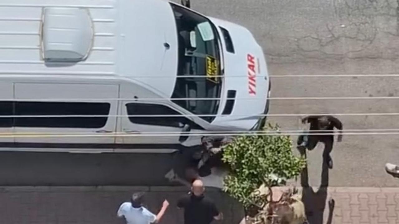 Adana’da sokak ortasında bıçaklama anı: Ortalık kan gölüne döndü