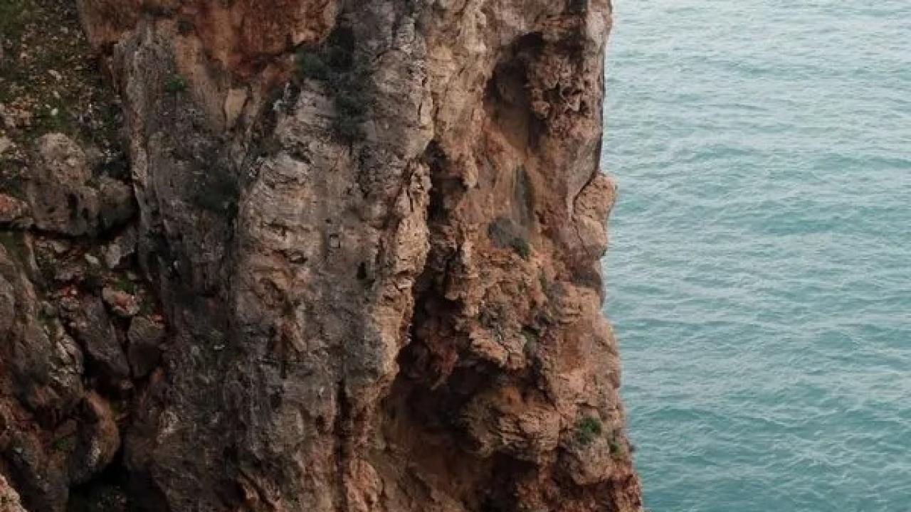 Antalya'da feci kaza: 40 metrelik falezlerden düştü!