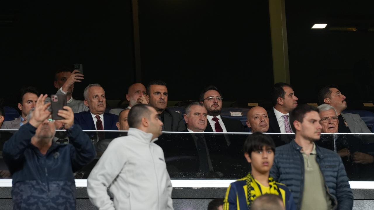 Bakan Bak ve Montella’dan sürpriz ziyaret! Birlikte takip ettiler