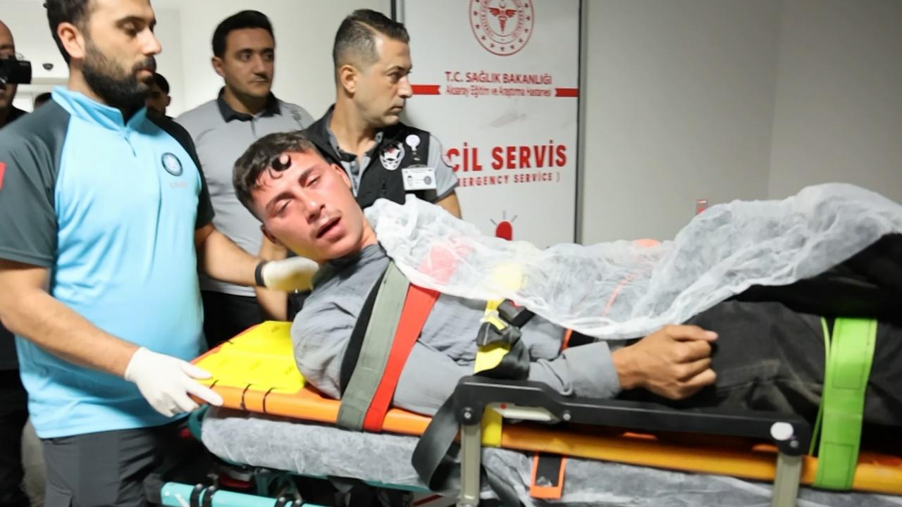 Husumetli iki genç birbirini bıçakladı! Yarasını unutup muhabirlere küfretti