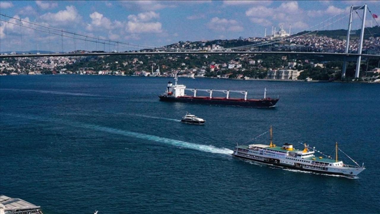 İstanbul Boğazı'nda arızalanan kargo gemisi demirletildi