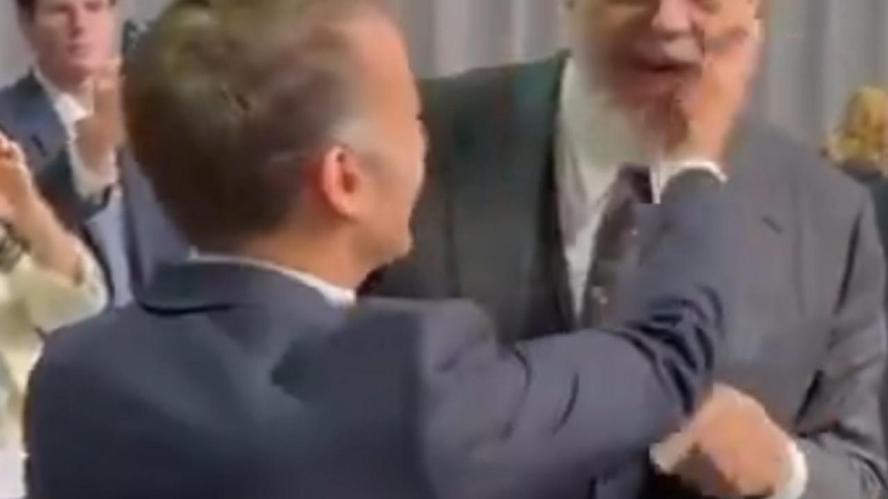 Macron, 'Trump' şakası sonrası beklenmedik hareket: Rama'nın yüzüne hafifçe vurdu