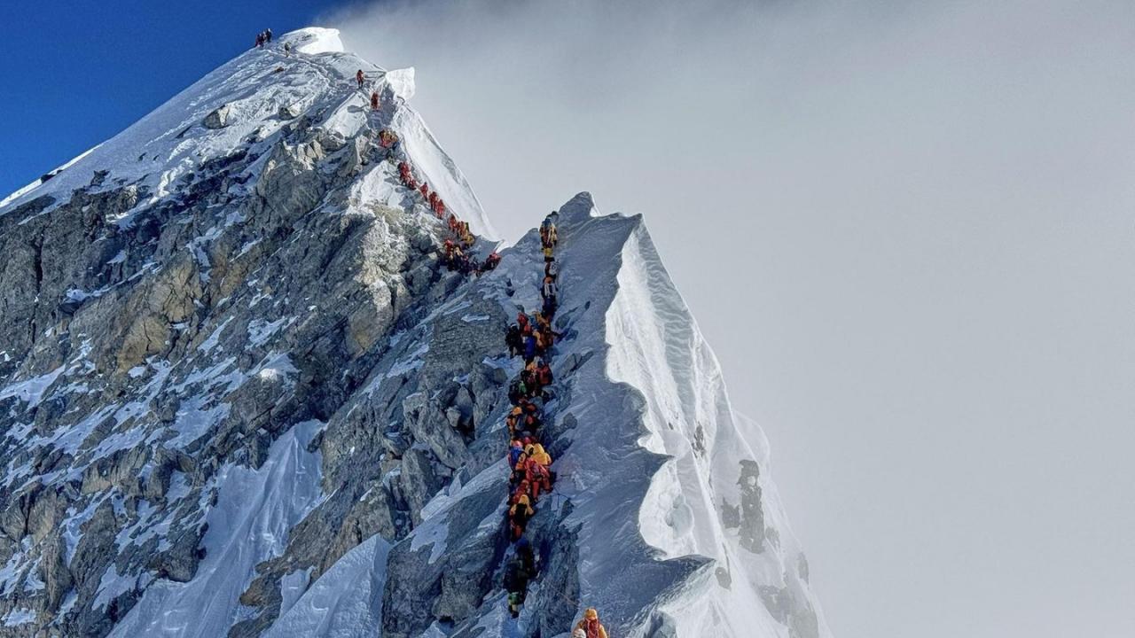 Son dakika: Everest Dağı’nın tepesinde 1000 kişi mahsur kaldı!
