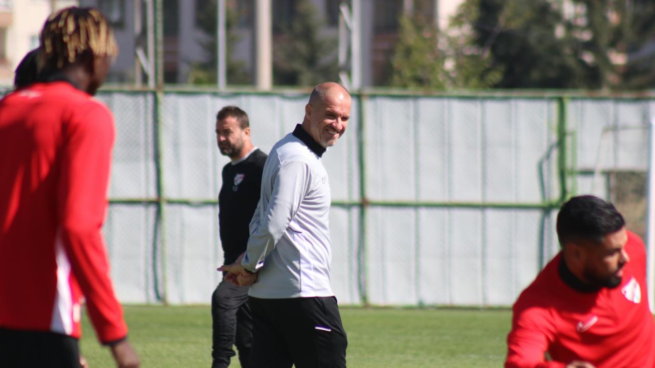 1. Lig’de fatura teknik direktöre kesildi! Yollar ayrıldı