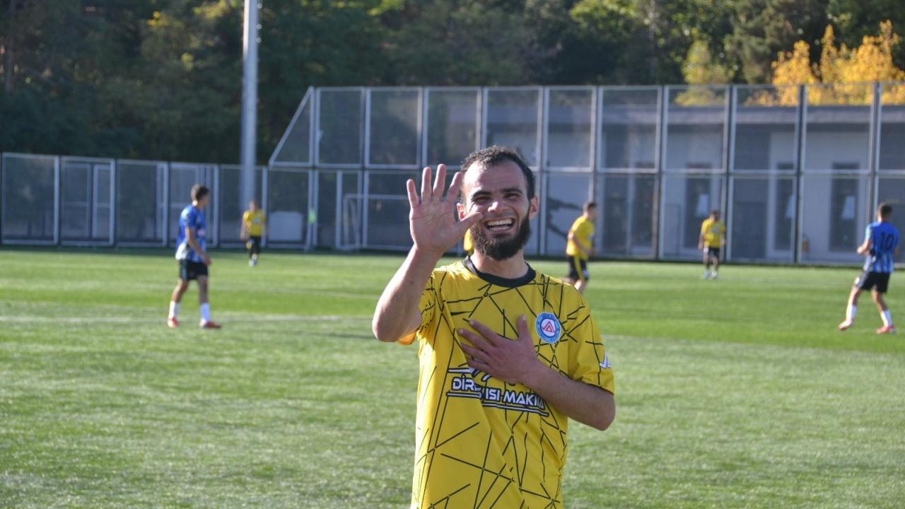 41 yaşındaki Türk forvet 90 dakikaya 5 gol sığdırdı