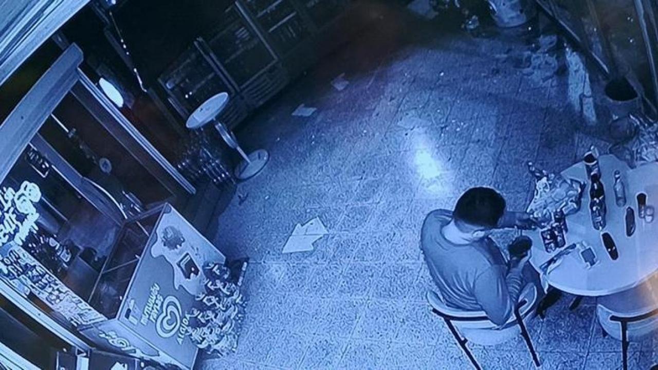 Burdur’da marketin camını kırıp içeri girdi; yiyip, içip gitti