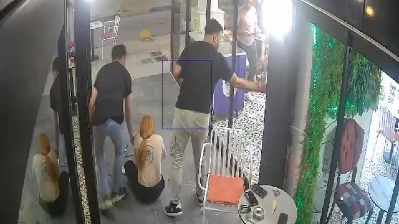Dikkatsizliğiyle cam kapıya böyle çarptılar: Yere savrulduğu anlar kamerada