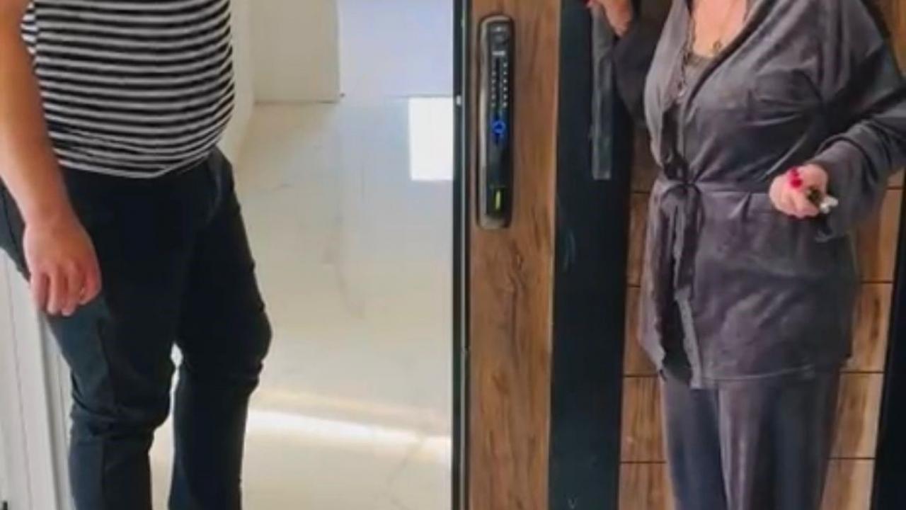 Güllü’nün evindeki akıllı kilidi taktıran sanatçı Mehmet Çevik’ten açıklama.