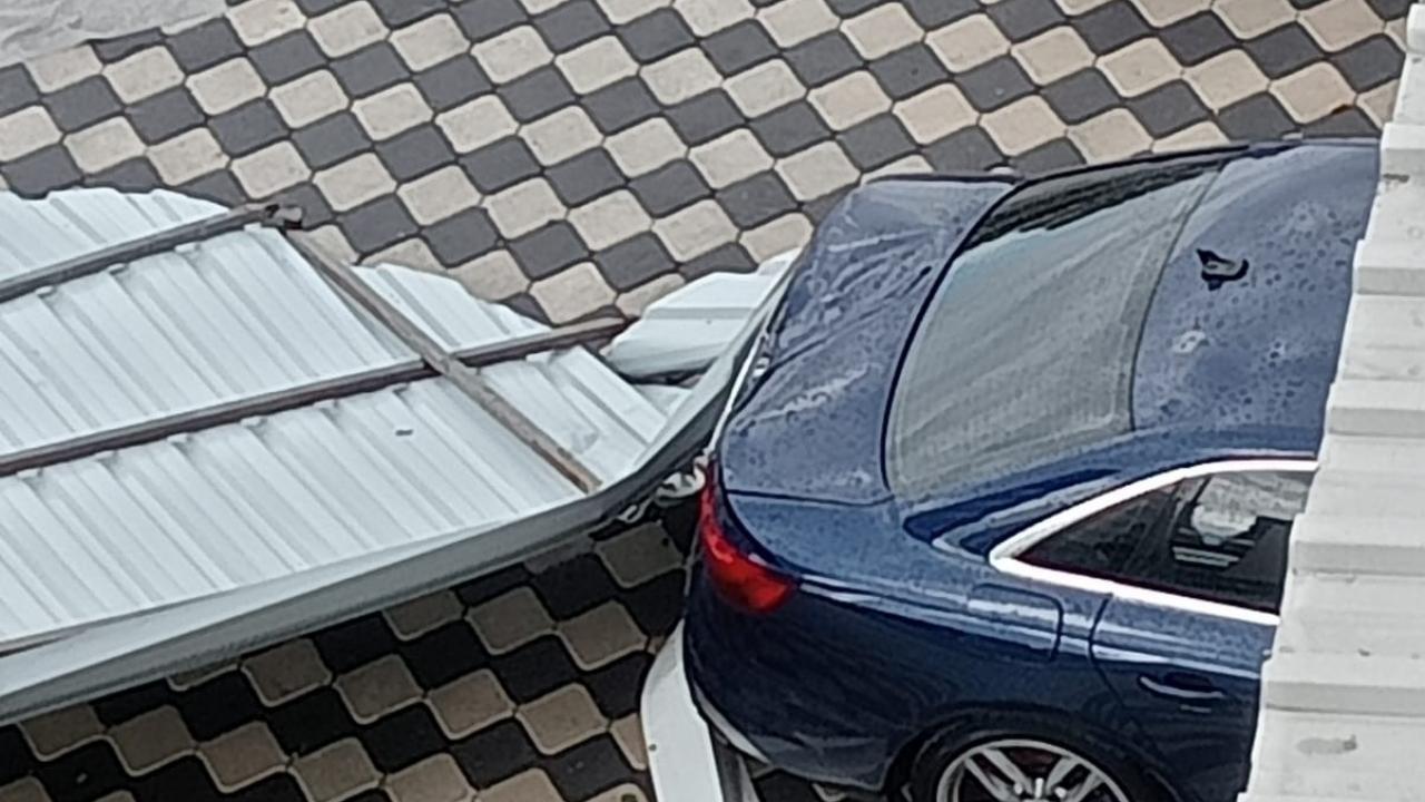 Hatay’da fırtına: 2 binanın çatısı uçtu, 3 araç zarar gördü