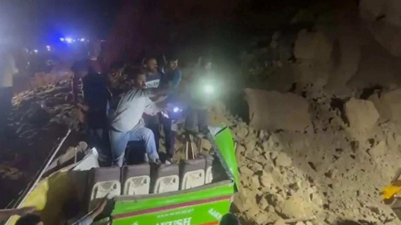 Heyelan otobüsü yuttu… Hindistan’da toprak kayması 15 can aldı!