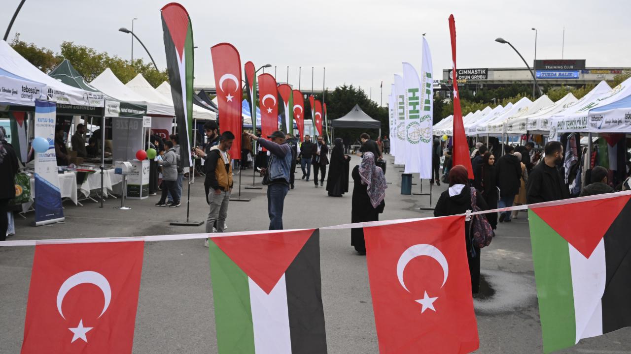 İstanbul’da AVM’lerde Gazze için hayır çarşıları kuruldu