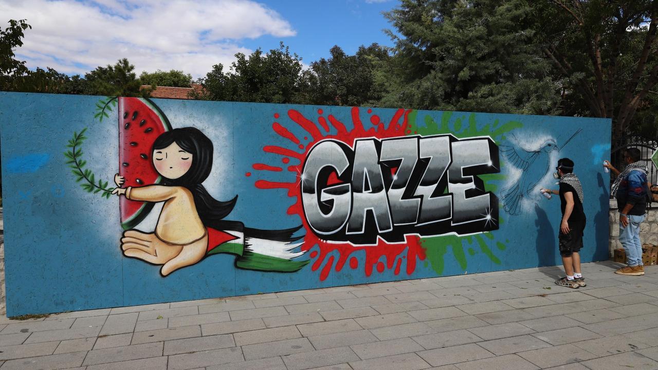 Konya’da gönüllü grafiti sanatçıları “Gazze” için çizdi