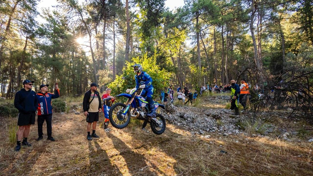Sea To Sky Enduro Motosiklet Yarışı’nın Orman Etabı’nda lider Manuel Lettenbichler.