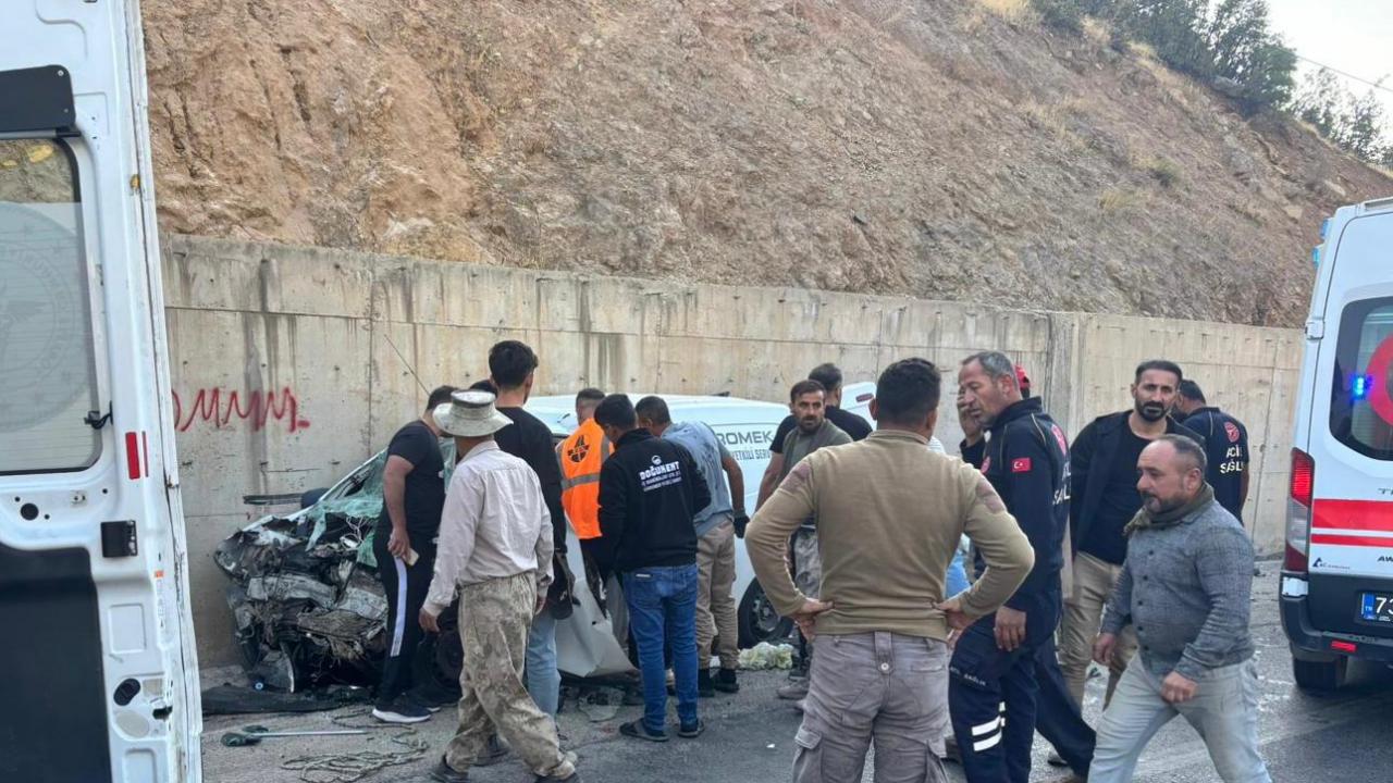 Şırnak’ta yolcu minibüsü ile hafif ticari araç çarpıştı! 2'si ağır çok sayıda yaralı var