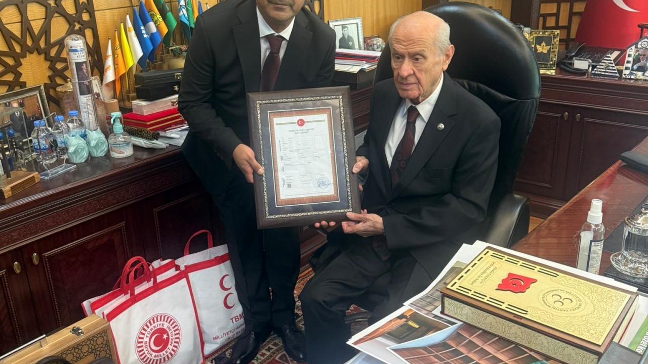 Teşkilat binasının tapusunu Genel Başkan Devlet Bahçeli’ye takdim ettiler