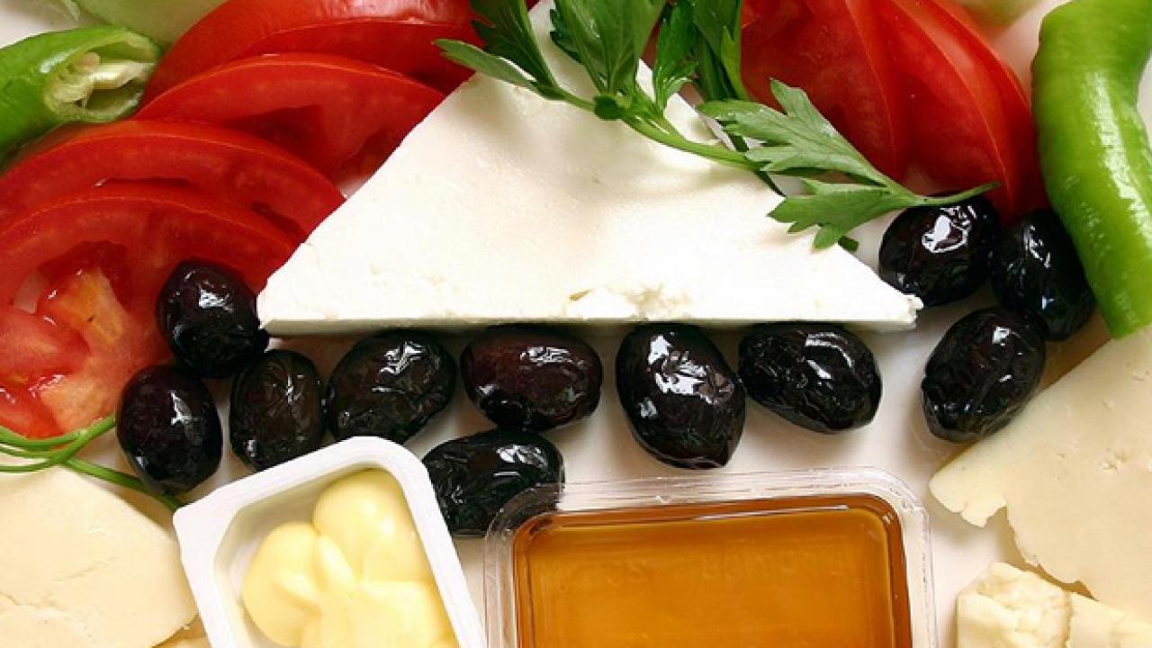 Zeytinle peyniri aynı anda yiyenler yandı: Sanıldığı kadar masum değil