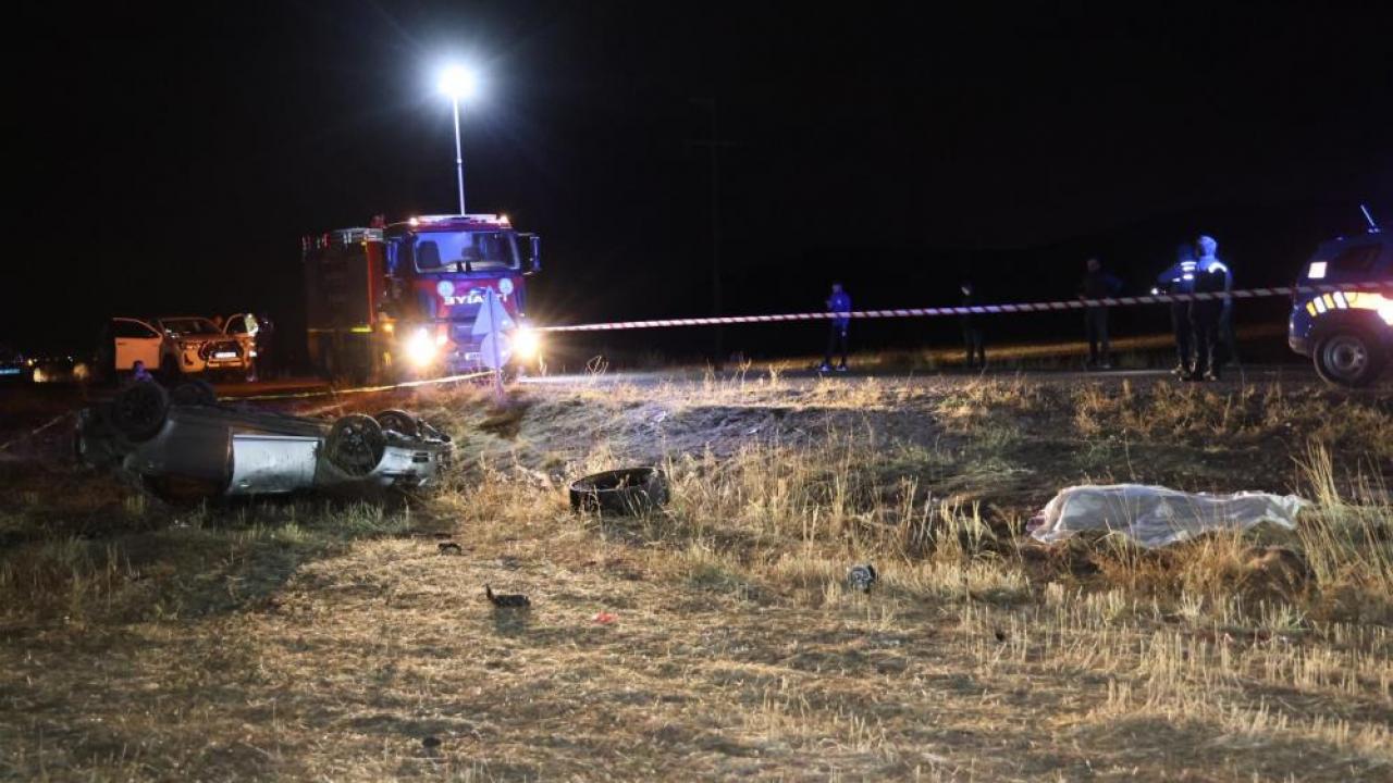 0tomobil tarlaya uçtu: 2 ölü, 1 yaralı