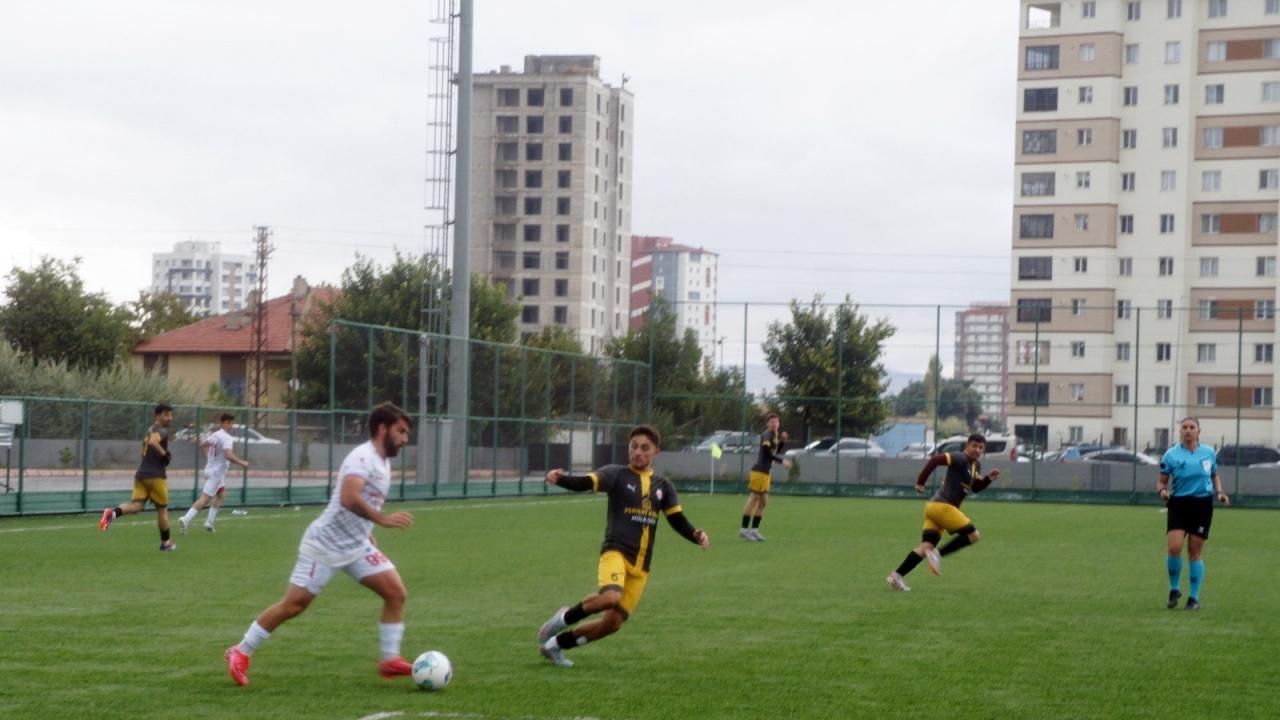 Amatörde çılgın düello! 10 golün atıldığı maçı 7-3 kazandılar