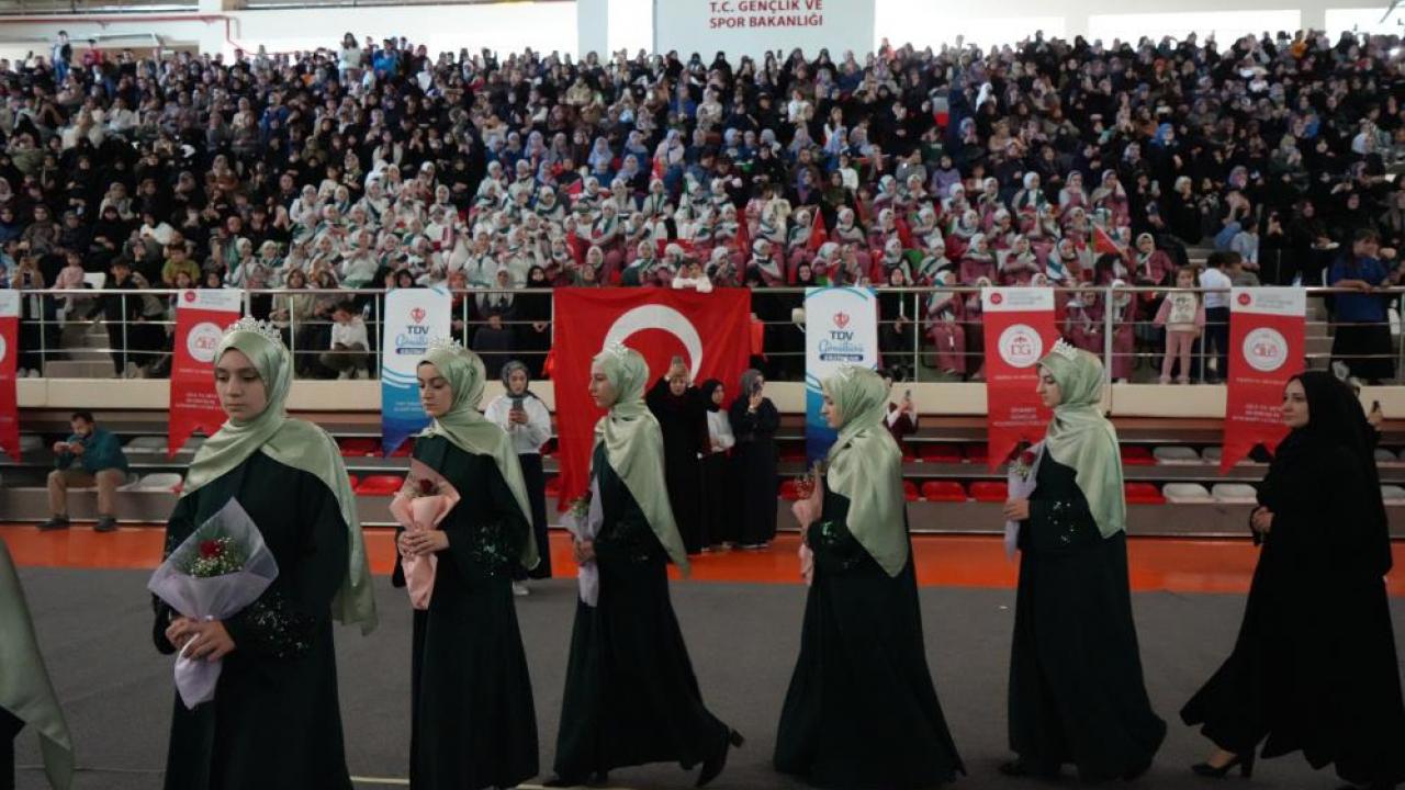 75 erkek, 88 kız öğrenci hafızlık icazetlerini aldı