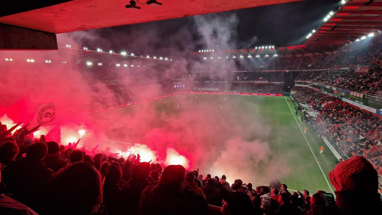 Avrupa'da inanılmaz maç! Bitime 2 dakika kala ortalık karıştı, karşılaşma yarıda kaldı