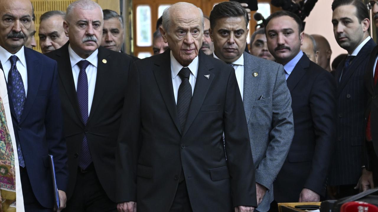 Bahçeli'nin grup toplantısında taktığı rozet ve yüzük dikkat çekti