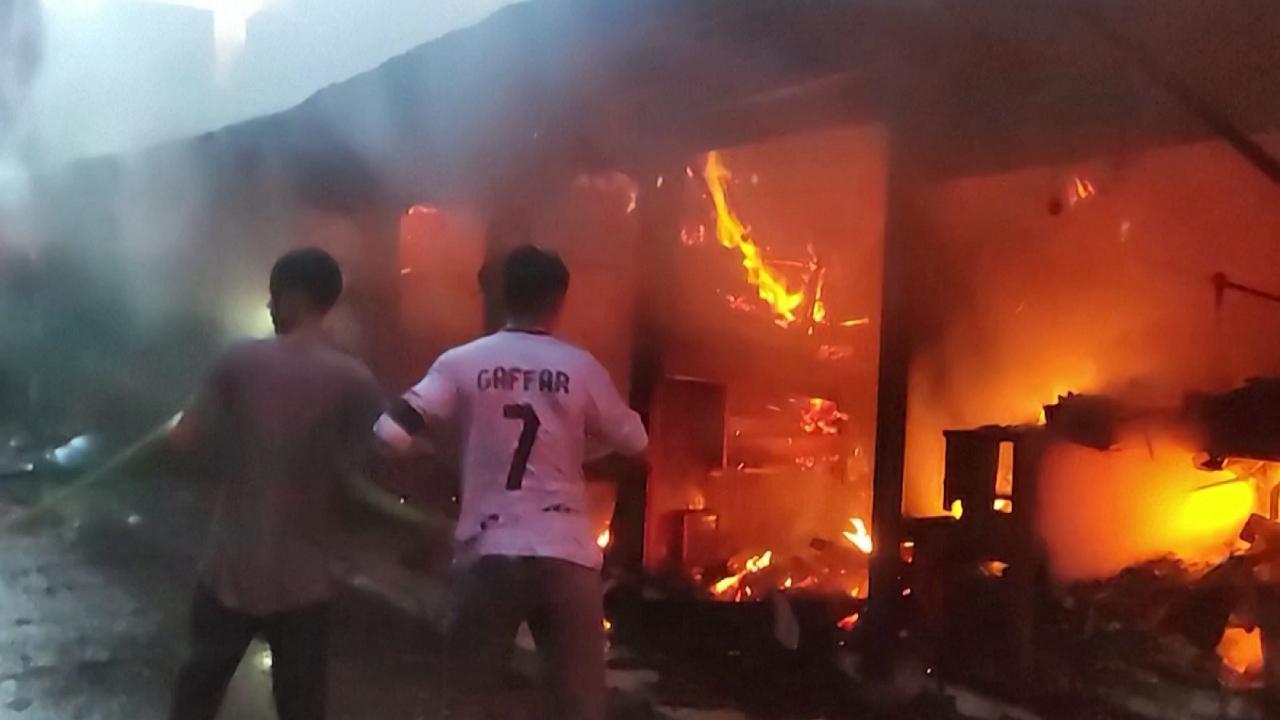 Bangladeş’te yangın 16 can aldı! Fabrika alev alev yandı!