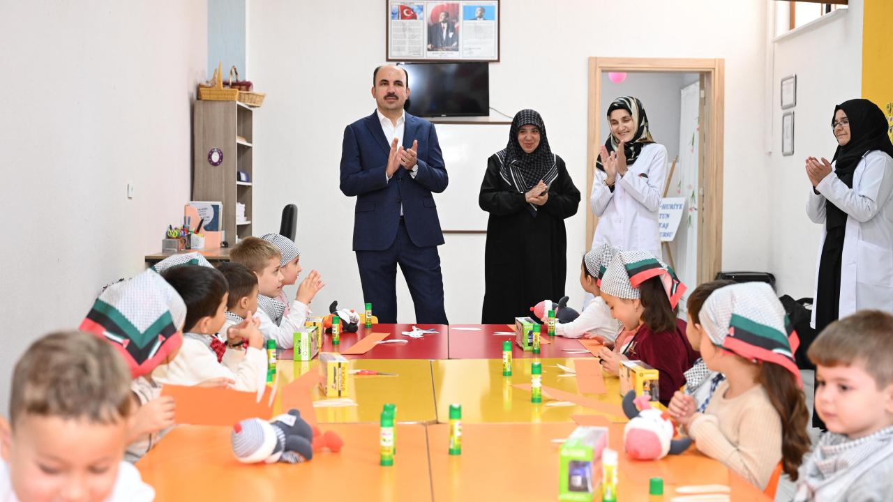 Başkan Altay, Filistin duyarlılığı ile dikkat çeken minik öğrencileri ziyaret etti