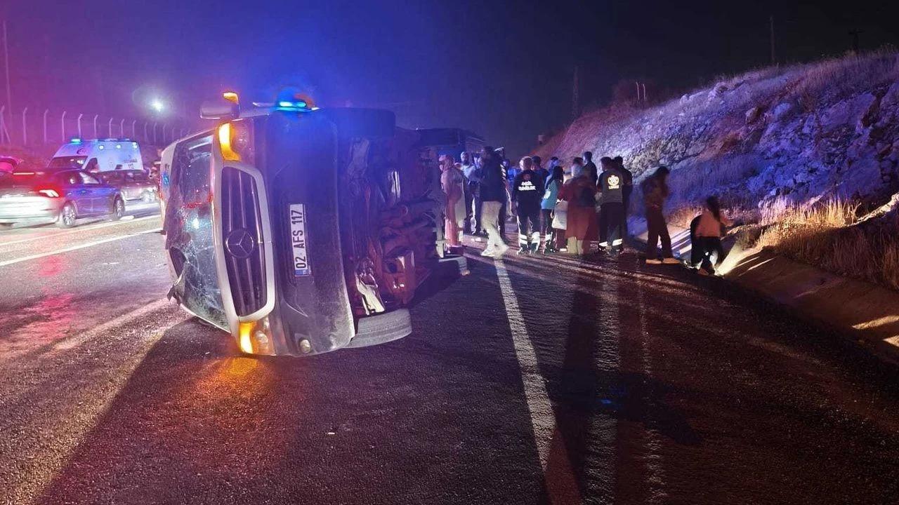 Malatya’da minibüs ile hafif ticari araç çarpıştı: 13’ü öğrenci, 14 yaralı
