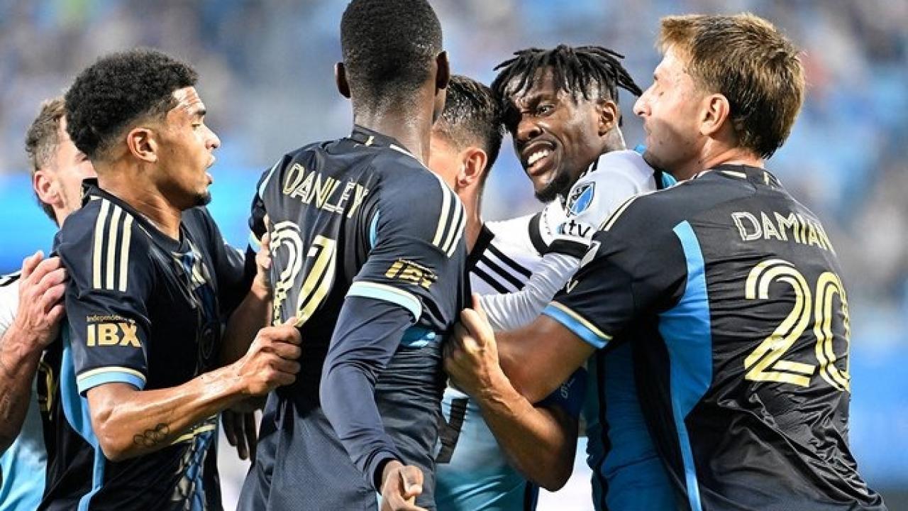 Olay adam Zaha yine yaptı yapacağını! Önce gol attı sonra kırmızı kart gördü