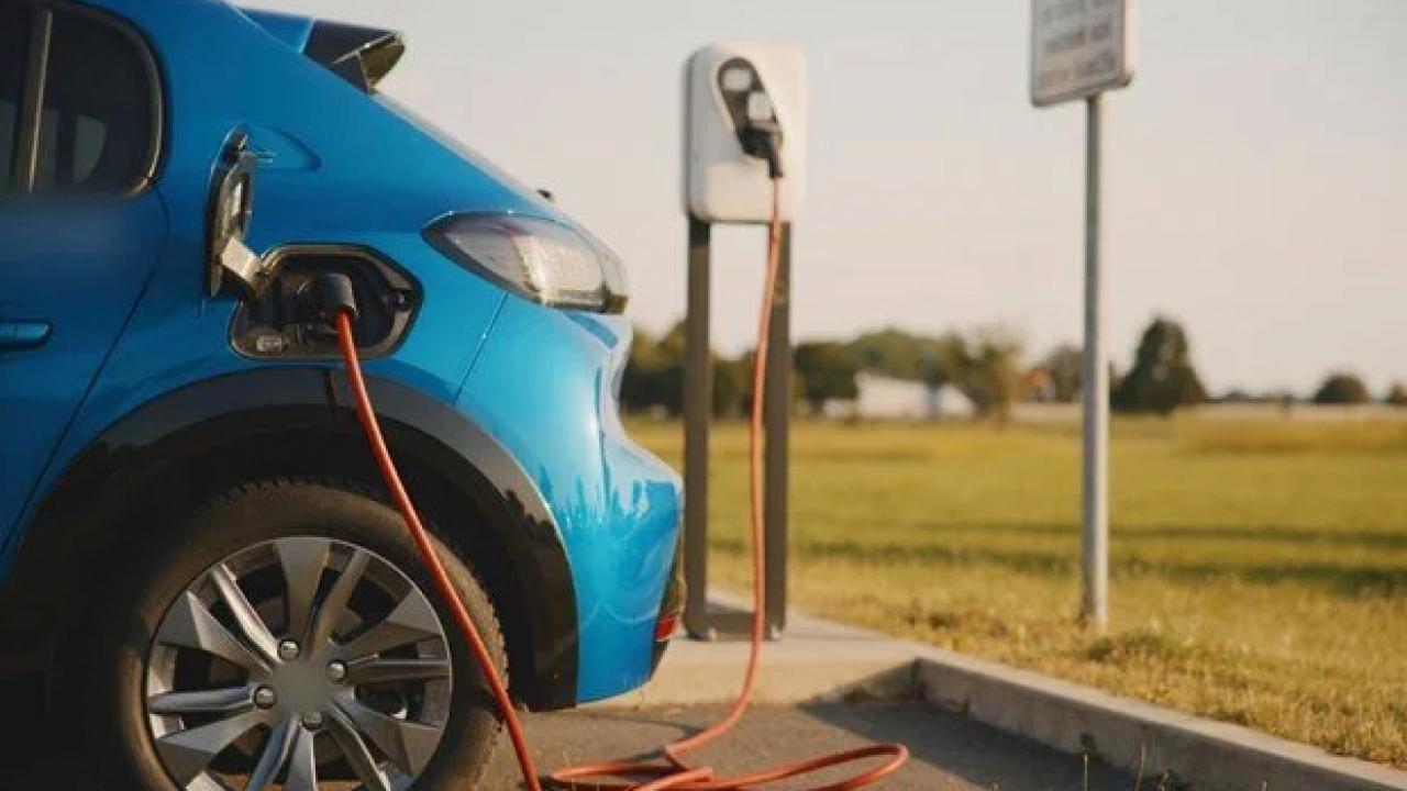PHEV araçlar, benzinli araçlar kadar çevreyi kirletiyor!
