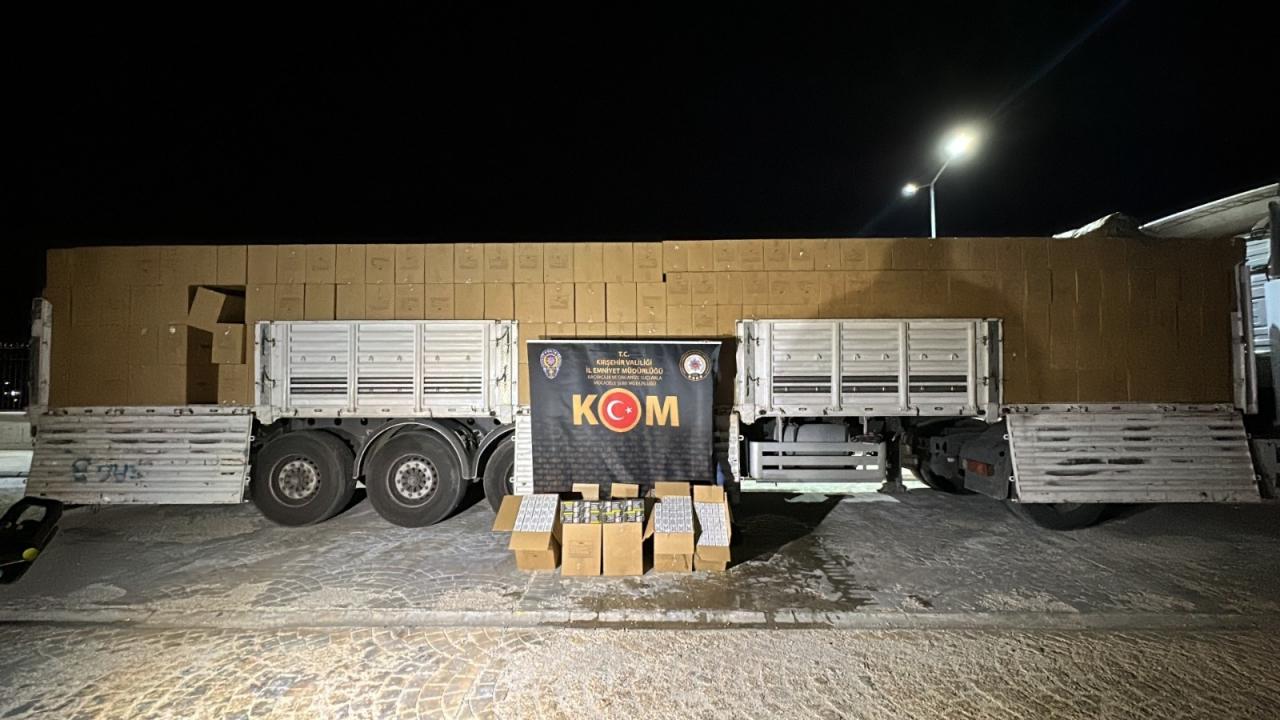 TIR'ın dorsesinden 9 milyon 800 bin makaron çıktı